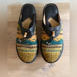 Born leather and wool slip on mules with Aztec southwest print - sz 10